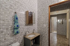 Shower - Casa de Campo c Piscina e Churrasqueira no Centro (Araçariguama)