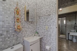 Shower - Casa de Campo c Piscina e Churrasqueira no Centro (Araçariguama)