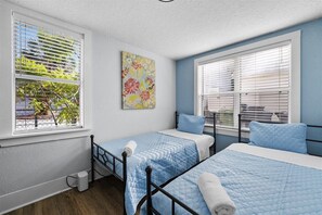 2 slaapkamers, een bureau, een strijkplank/strijkijzer, gratis wifi