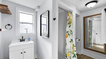 Douche, sèche-cheveux, serviettes fournies