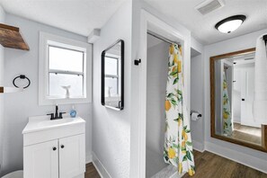 Een douche, een haardroger, handdoeken