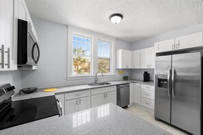 Fridge, microwave, oven, stovetop - Fun Family Getaway-Walk/Bike 5 min w/ Free Parking (St. Augustine)