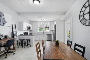 Fridge, microwave, oven, stovetop - Fun Family Getaway-Walk/Bike 5 min w/ Free Parking (St. Augustine)