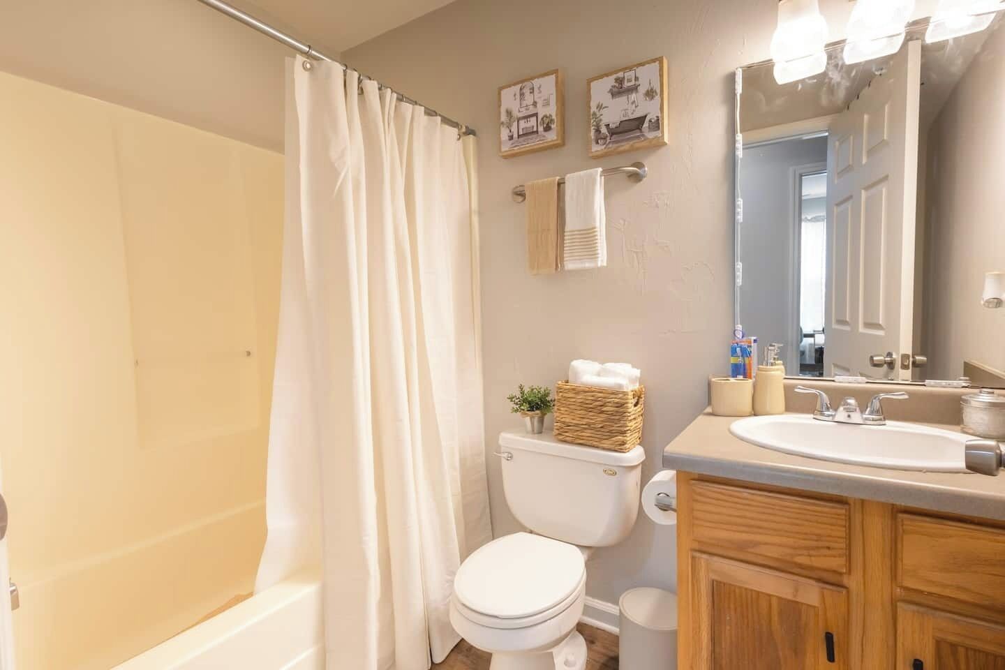 Sèche-cheveux, serviettes fournies, savon, papier toilette