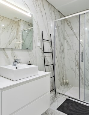 Shower, hair dryer, bidet, towels - Amazing apartment in the center of Montijo! 20 minutes from Lisbon! (Montijo)