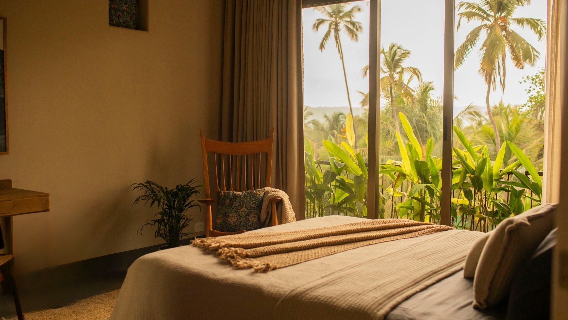 Desk, laptop workspace, iron/ironing board, free WiFi