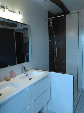 Shower, toilet paper - Family home in Périgord (Fleurac)