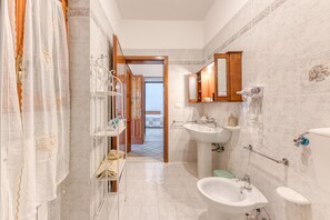 Ducha, secador de pelo, toallas