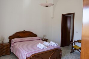 1 slaapkamer, een strijkplank/strijkijzer, wifi, beddengoed