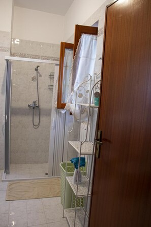 Regadera, secadora de cabello, toallas 