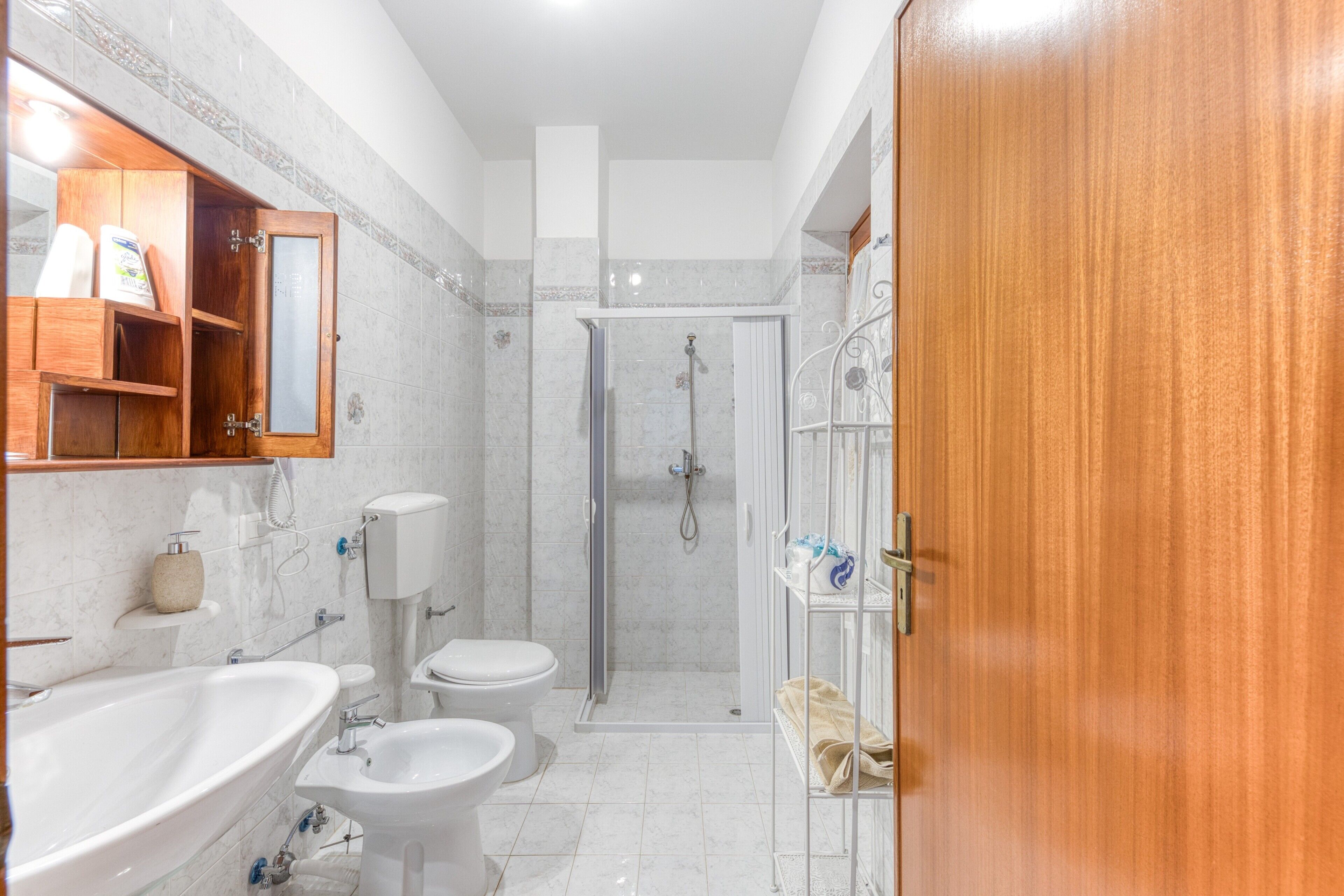 Douche, sèche-cheveux, serviettes fournies
