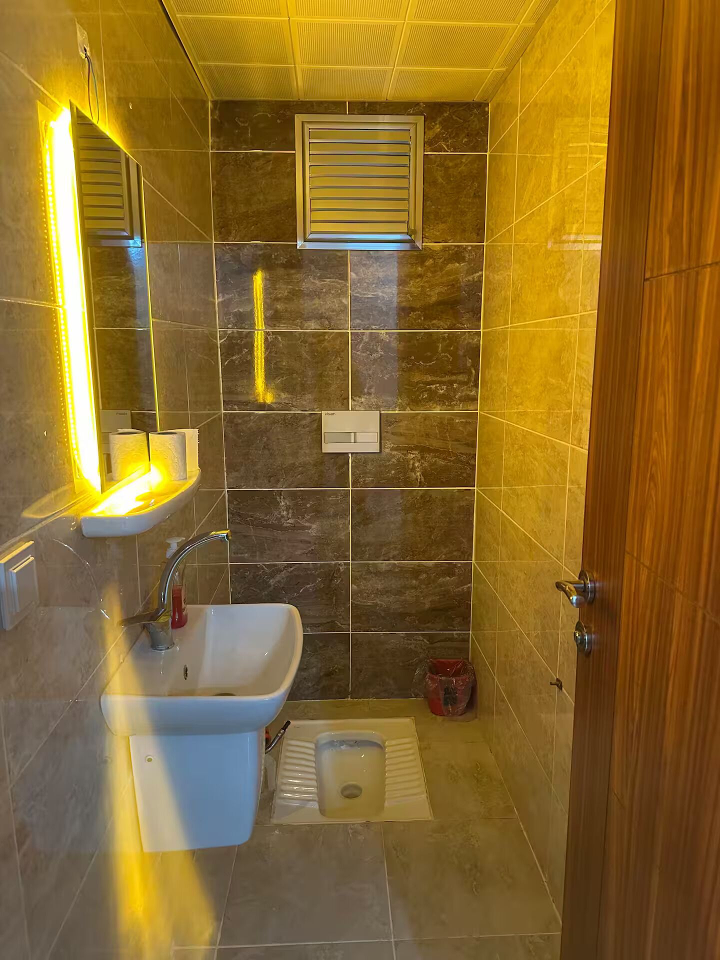 Chuveiro, secador de cabelo, toalhas de banho, papel higiênico