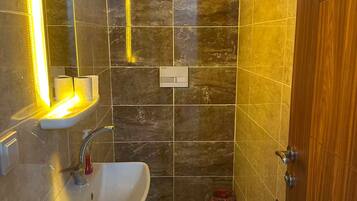 Douche, sĂšche-cheveux, serviettes fournies, papier toilette