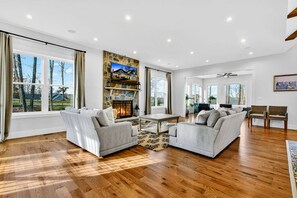 Tv, pejs, stereoanlæg, kontorer