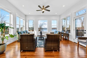 テレビ、暖炉、ステレオ、書斎 / ワークスペース