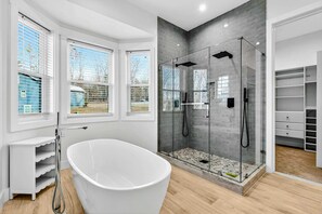 Een douche, een haardroger, handdoeken, shampoo