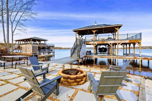 NEW 6BR Lakefront Lake Anna, Hot Tub, Boat Dock