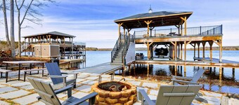 NEW 6BR Lakefront Lake Anna, Hot Tub, Boat Dock