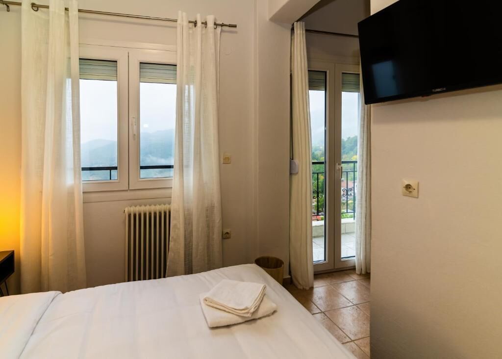 Romantisches Doppel- und Zweibettzimmer, Balkon, Bergblick | Minibar, kostenloses WLAN, Bettwäsche