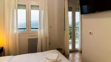 Romantisches Doppel- und Zweibettzimmer, Balkon, Bergblick | Minibar, kostenloses WLAN, Bettwäsche
