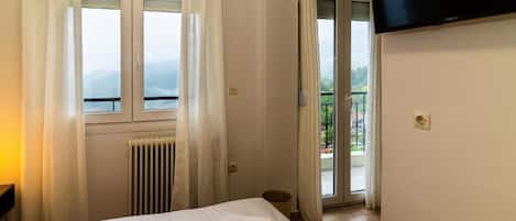 Romantische kamer, 1 twee- of 2 eenpersoonsbedden, balkon, uitzicht op bergen | Een minibar, gratis wifi, beddengoed