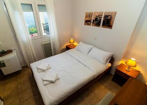 Habitación romántica con 1 cama matrimonial o 2 individuales, balcón, vista a la montaña | Minibar, wifi gratis y ropa de cama 