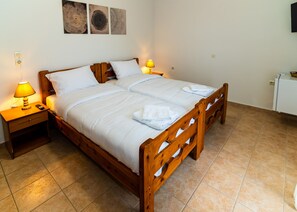 Quarto quádruplo família, sacada, vista para a montanha | Frigobar, Wi-Fi de cortesia, roupa de cama