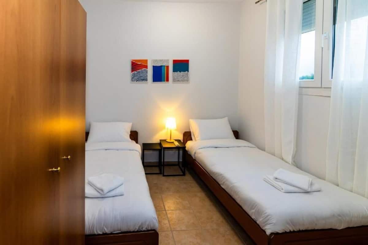 Standard Twin Room, Balcony, Mountain View | Minibar, WiFi (free), bed sheets