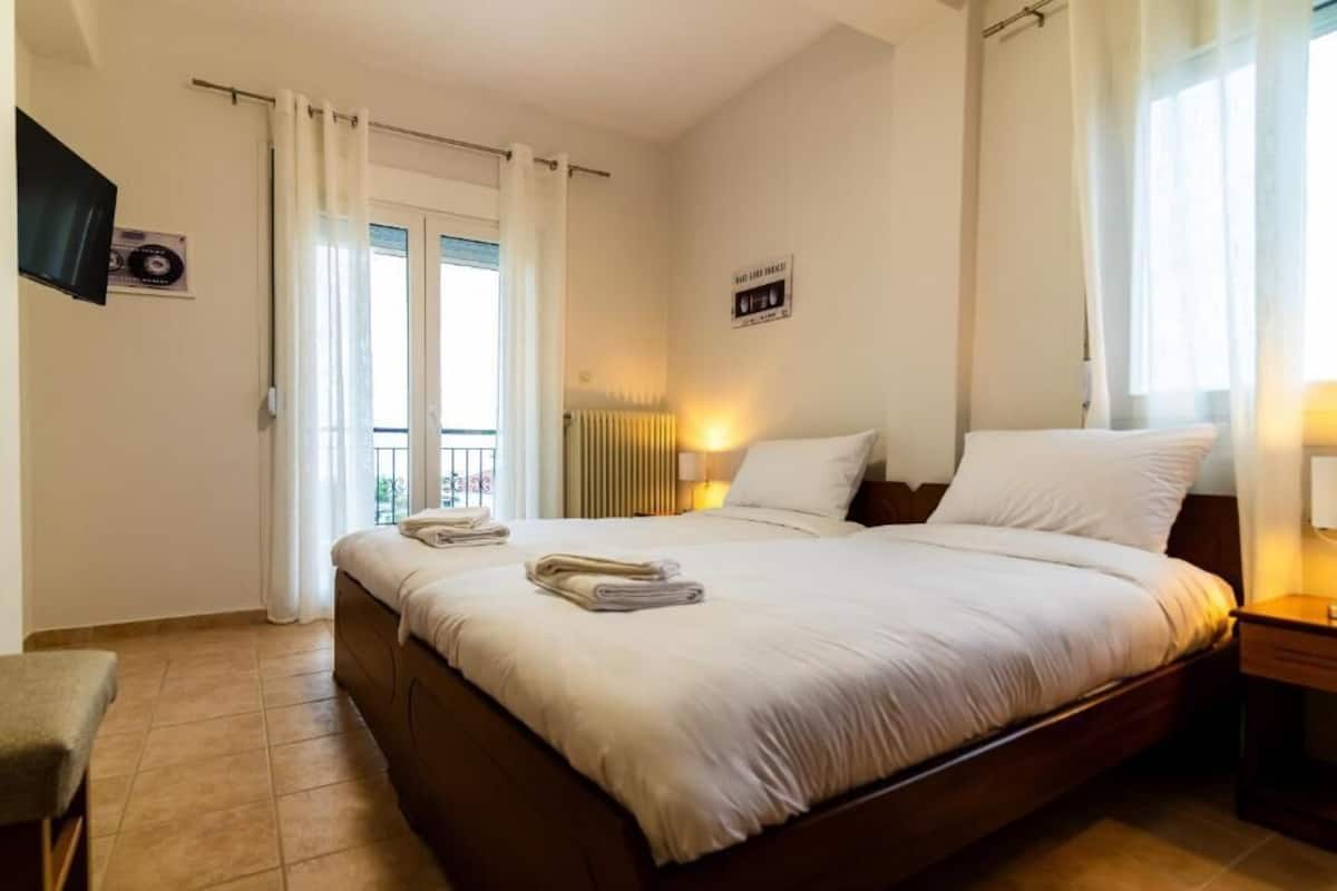 Standard Twin Room, Mountain View | Minibar, WiFi (free), bed sheets