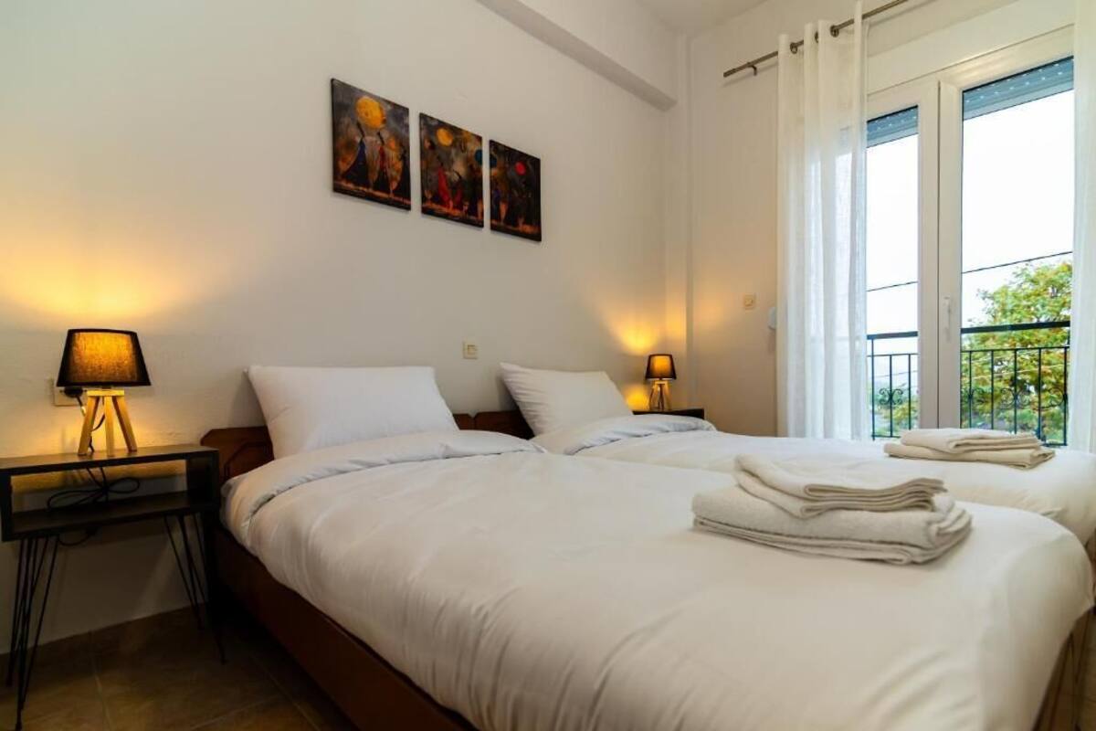 Deluxe Double Room, Balcony, Mountain View | Minibar, WiFi (free), bed sheets