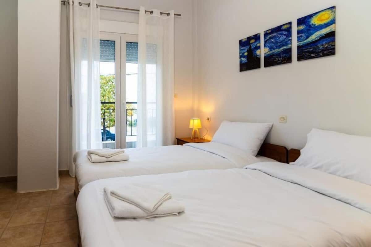 Romantic Twin Room, Balcony, Mountain View | Minibar, WiFi (free), bed sheets