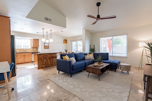 15 Minutes to Scottsdale Serene 3bdrm w/ Pool & Hot Tub in vibrant Phoenix