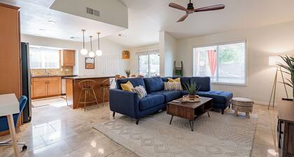 15 Minutes to Scottsdale Serene 3bdrm w/ Pool & Hot Tub in vibrant Phoenix