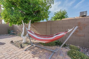 Terrace/patio - 15 Minutes to Scottsdale Serene 3bdrm w/ Pool & Hot Tub in vibrant Phoenix (Phoenix)