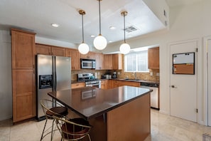 Microwave, oven, stovetop, dishwasher - 15 Minutes to Scottsdale Serene 3bdrm w/ Pool & Hot Tub in vibrant Phoenix (Phoenix)