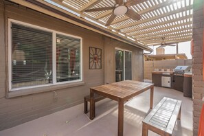 Outdoor dining - 15 Minutes to Scottsdale Serene 3bdrm w/ Pool & Hot Tub in vibrant Phoenix (Phoenix)