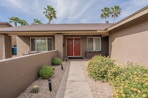Property grounds - 15 Minutes to Scottsdale Serene 3bdrm w/ Pool & Hot Tub in vibrant Phoenix (Phoenix)
