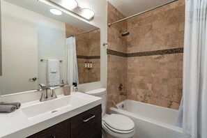 Secadora de cabello, toallas, jabón, papel de baño 