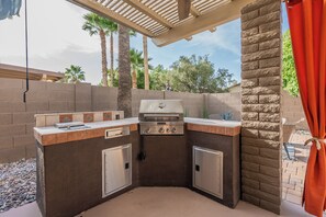 Terrace/patio - 15 Minutes to Scottsdale Serene 3bdrm w/ Pool & Hot Tub in vibrant Phoenix (Phoenix)