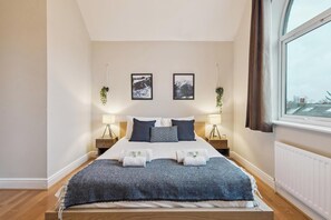 2 bedrooms, iron/ironing board, travel cot, WiFi - 2-Bdr- Balcony- Parking-Walk to Castle By Tempstay (Windsor)