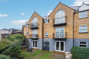 Exterior - 2-Bdr- Balcony- Parking-Walk to Castle By Tempstay (Windsor)