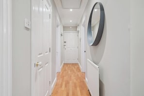 Interior - 2-Bdr- Balcony- Parking-Walk to Castle By Tempstay (Windsor)