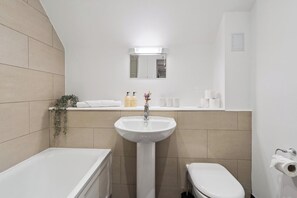 Shower, hair dryer, towels - 2-Bdr- Balcony- Parking-Walk to Castle By Tempstay (Windsor)