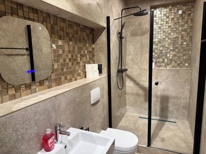 Shower, hair dryer, towels, soap - Wellness Oasis (Paderborn)