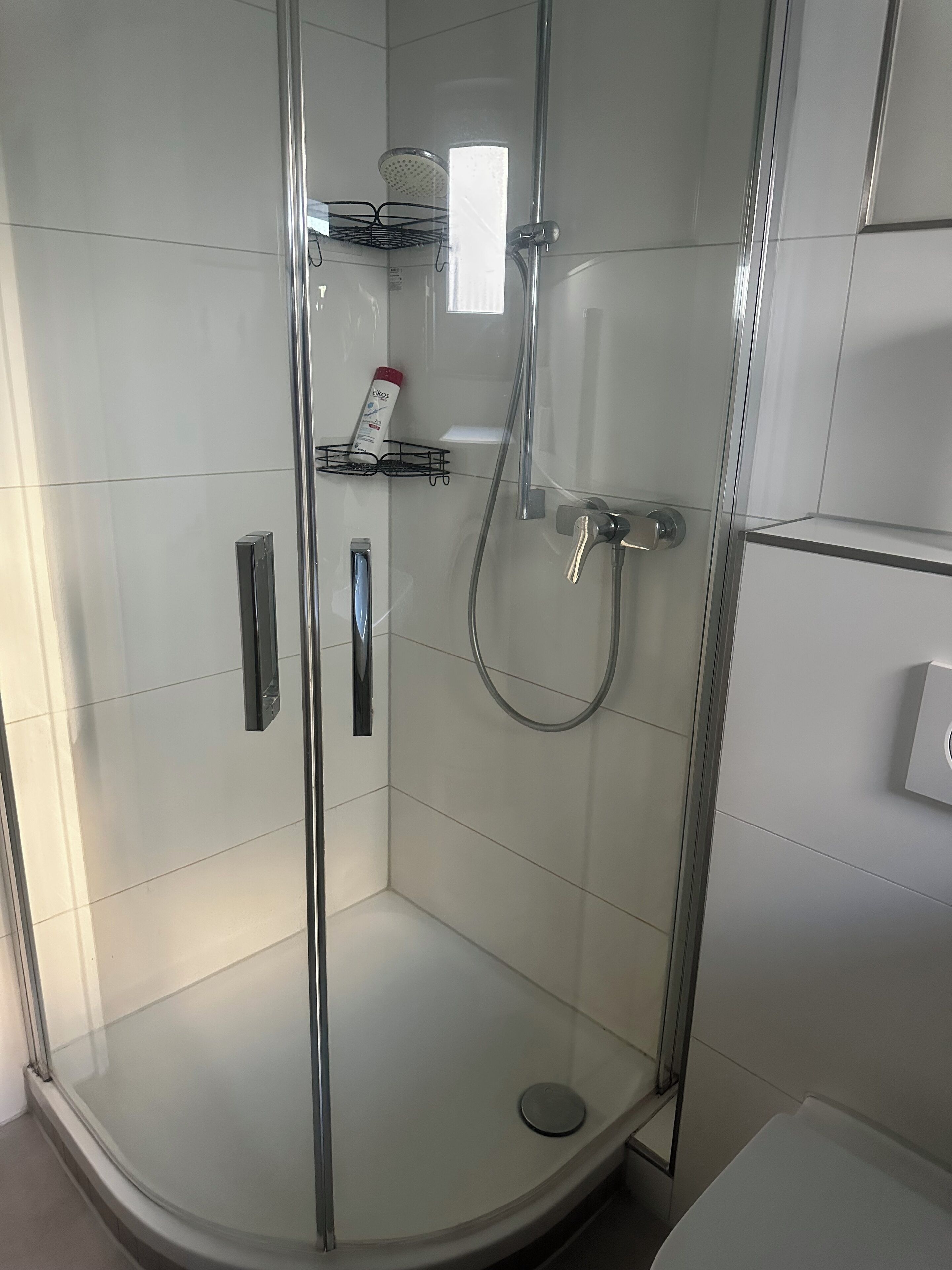 Dusche, Haartrockner, Handtücher, Seife