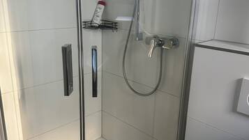 Dusche, Haartrockner, Handtücher, Seife