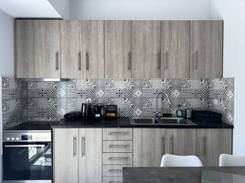 Deluxe Suite, Connecting Rooms, City View | Private kitchen