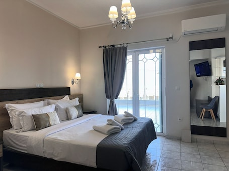 Superior Suite, 1 Queen Bed with Sofa bed, Non Smoking, Balcony | Premium bedding, individually decorated, individually furnished. Airport Suites Michelle