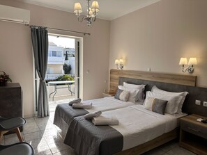 Suite superior, balcó, vistes a la ciutat | Roba de llit d'alta qualitat i decoració individual 