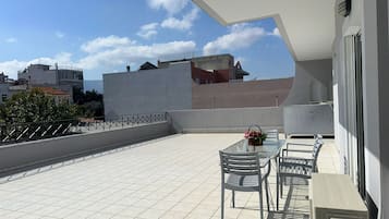 Deluxe-Suite, Verbindungszimmer, Stadtblick | Terrasse/Patio